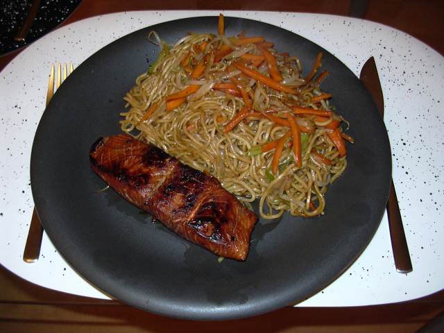 Teriyaki-Lachs mit Bratnudeln