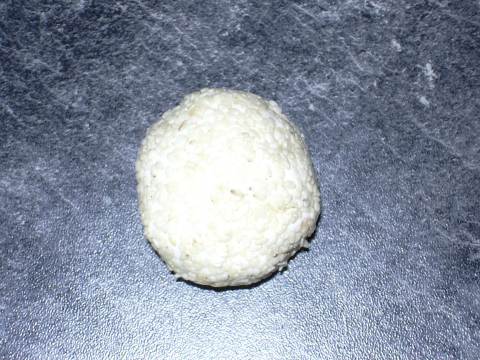 fertig geformter Sesamball